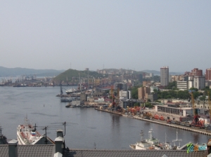 Вид на город с Алексеевской сопки: Полуостов Эгершельда