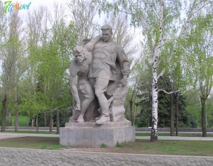 Скульптура №1 на площади Героев