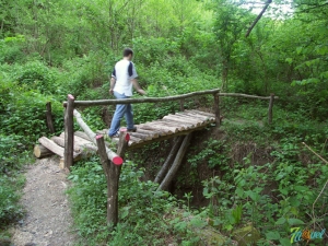 Деревянный мостик через обрыв