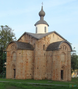 Paraskeva-Piatnitsa_Church_on_Yaroslav's_Court_(Veliky_Novgorod).jpg