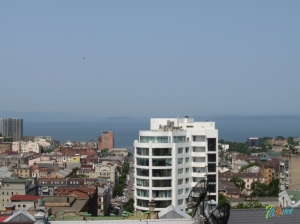 Вид на город с Алексеевской сопки: центральная часть Владивостока