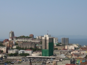 Вид на город с Алексеевской сопки: центр Владивостока
