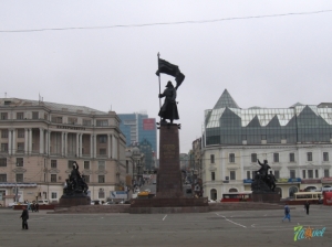 Центральная площадь, памятник Борцам за власть Советов на Дальнем Востоке