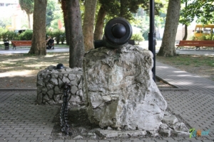 Памятник в сквере Бестужева.jpg