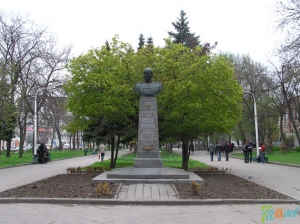 Памятник Лелюшенко Д.Д.