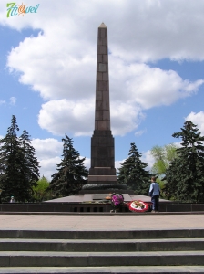 Памятник-обелиск на площади павших борцов