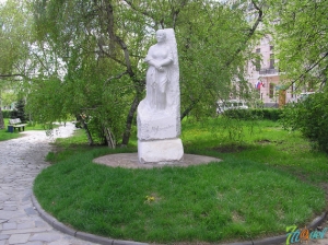 Памятник волгоградской поэтессе М.Агашиной