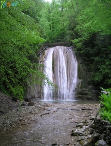 Первый водопад из каскада 33 водопадов