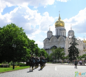 Президентская каваллерия на фоне Архангельского собора