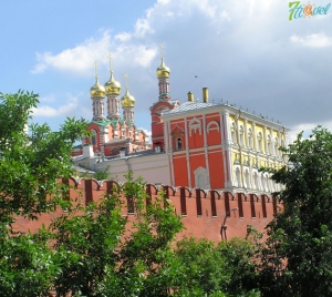 Вид на Потешный дворец и церковь Похвалы Богородицы