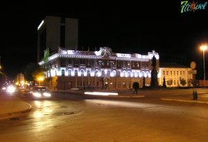 Ночной вид мэрии и памятника П.А. Столыпину