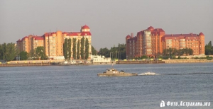 Вид с правого берега Волги на проспект Гужвина