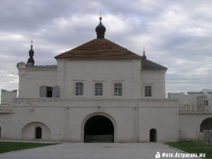 Никольские ворота с надвратной церковью