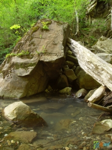 Огромные камни на горной реке Свирь